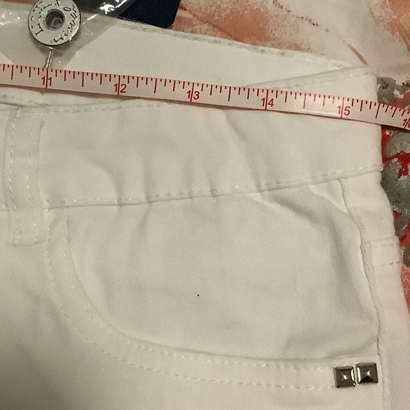 White shorts - Picture 6 of 9